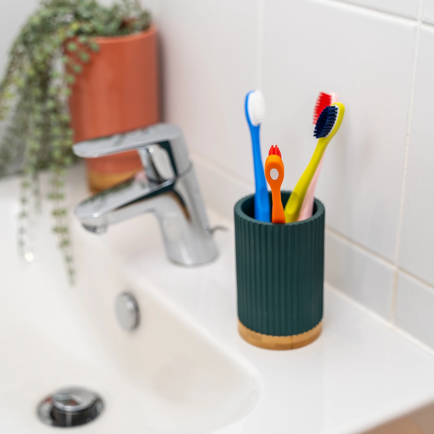 Brosses à dents rechargeables ehop dans un gobelet